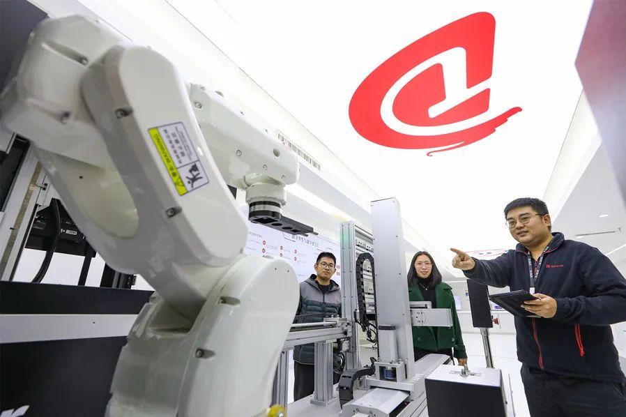 云為基，數(shù)為翼 武漢經(jīng)開區(qū)加速構(gòu)筑“未來工廠”新生態(tài)，賦能互聯(lián)網(wǎng)接入與服務(wù)創(chuàng)新